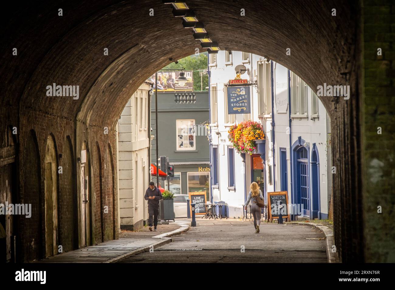 Reigate, Surrey, Royaume-Uni - 26 septembre 2023 : Reigate tunnel Road sous le parc du château menant de la gare à la rue principale Banque D'Images