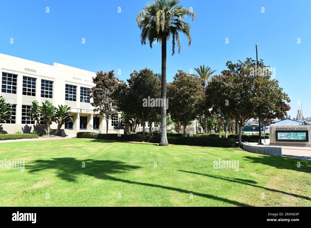 ANAHEIM, CALIFORNIE - 24 SEPTEMBRE 2023 : The Anaheim Union High School sur Lincoln Avenue. Banque D'Images