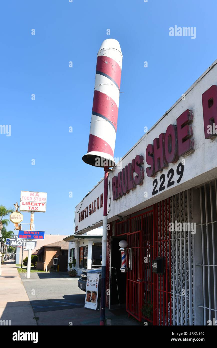 SANTA ANA, CALIFORNAI - 24 SEPTEMBRE 2023 : barbier et boutiques dans le quartier historique des affaires de South main Street. Banque D'Images
