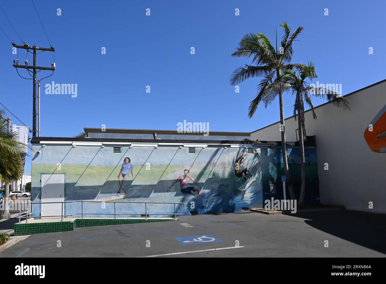 HUNTINGTON BEACH, CALIFORNIE, 11 AOÛT 2023 : murale sur le Musée International du Surf au centre-ville de Huntington Beach. Banque D'Images