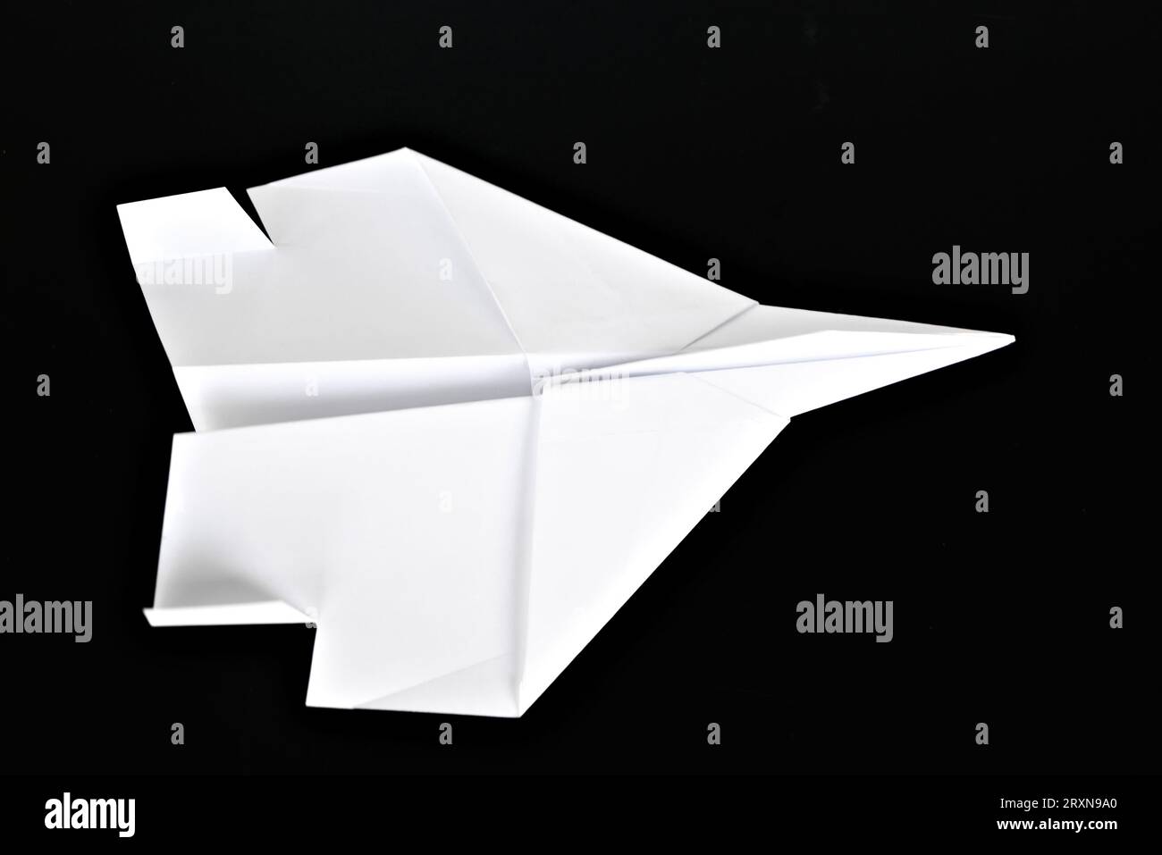 Plan de papier blanc isolé sur fond noir. Banque D'Images