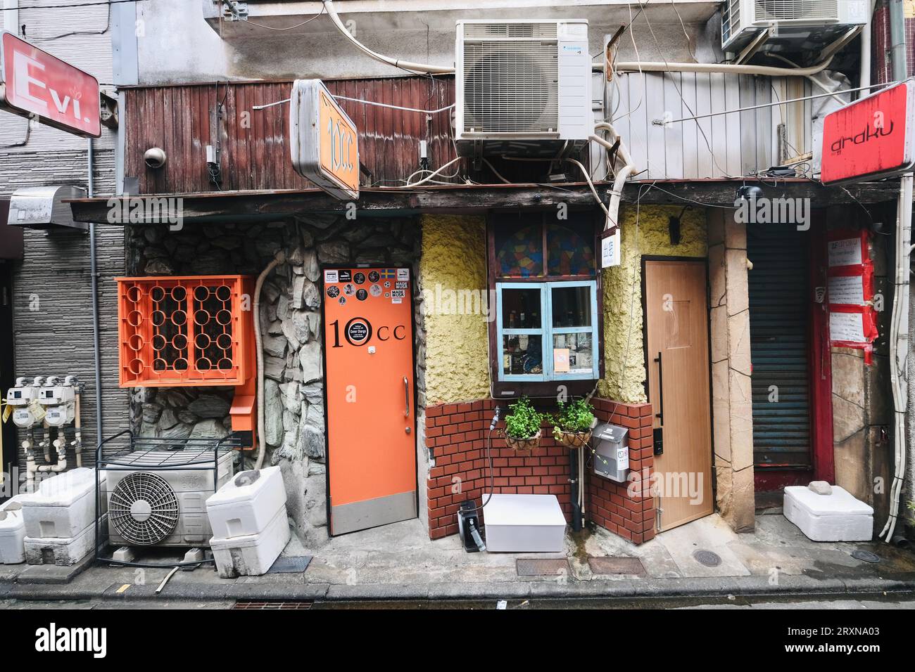 Un petit bar dans le quartier Golden Gai de Shinjuku, Tokyo, Japon Banque D'Images