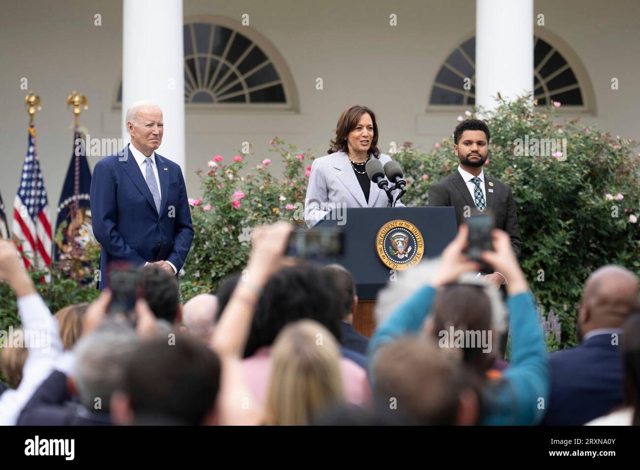 Washington, États-Unis. 22 septembre 2023. Le vice-président américain Kamala Harris prononce un discours sur la sécurité des armes à feu alors que le président Joe Biden, à gauche, et le représentant Maxwell Frost D-FL, à droite, regardez lors d'un événement annonçant la création du Bureau de prévention de la violence armée dans la roseraie de la Maison Blanche, le 22 septembre 2023, à Washington, D.C. crédit : Adam Schultz/White House photo/Alamy Live News Banque D'Images