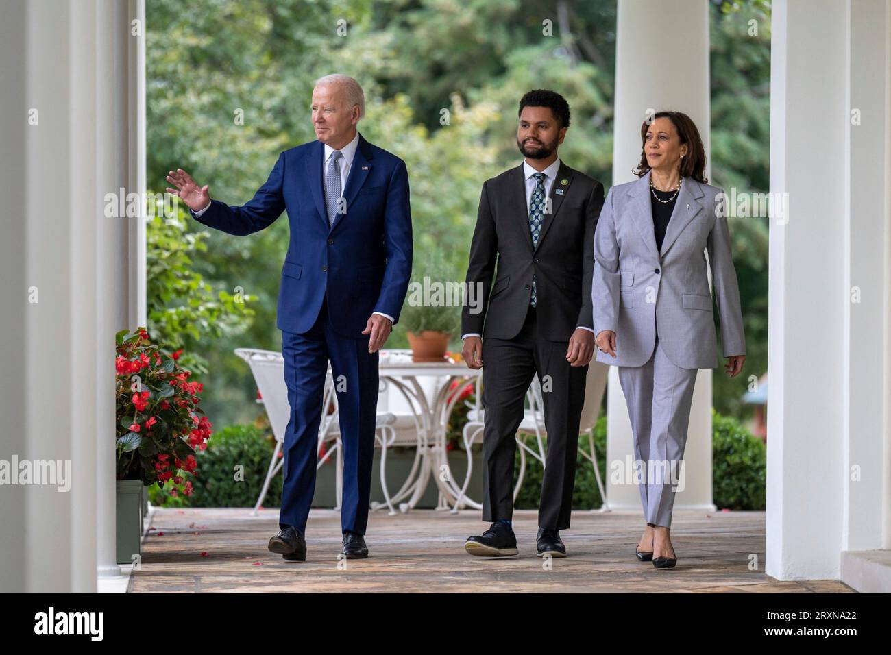 Washington, États-Unis. 22 septembre 2023. Le président américain Joe Biden, à gauche, marche avec le représentant Maxwell Frost D-FL, au centre, et la vice-présidente Kamala Harris, à droite, à un événement annonçant la création du Bureau de prévention de la violence armée dans la roseraie de la Maison Blanche, le 22 septembre 2023, à Washington, D.C. crédit : Adam Schultz/photo Maison Blanche/Alamy Live News Banque D'Images