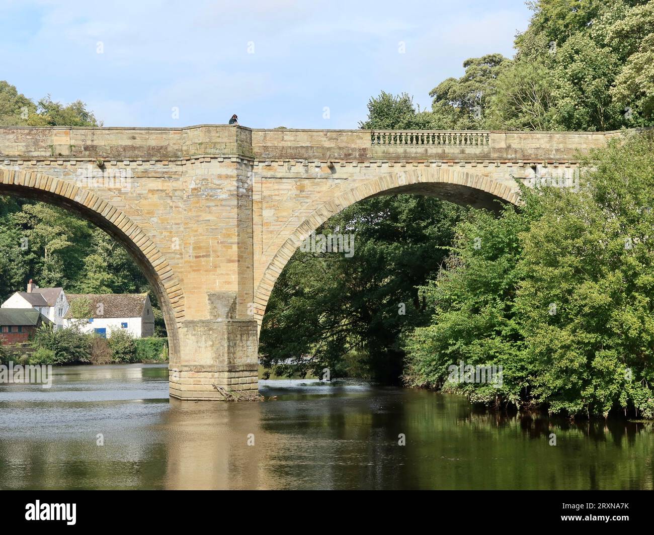Durham, Royaume-Uni - 27 septembre 2023 : jour d'automne lumineux dans le centre-ville. Pont au-dessus de l'usure de la rivière. Banque D'Images