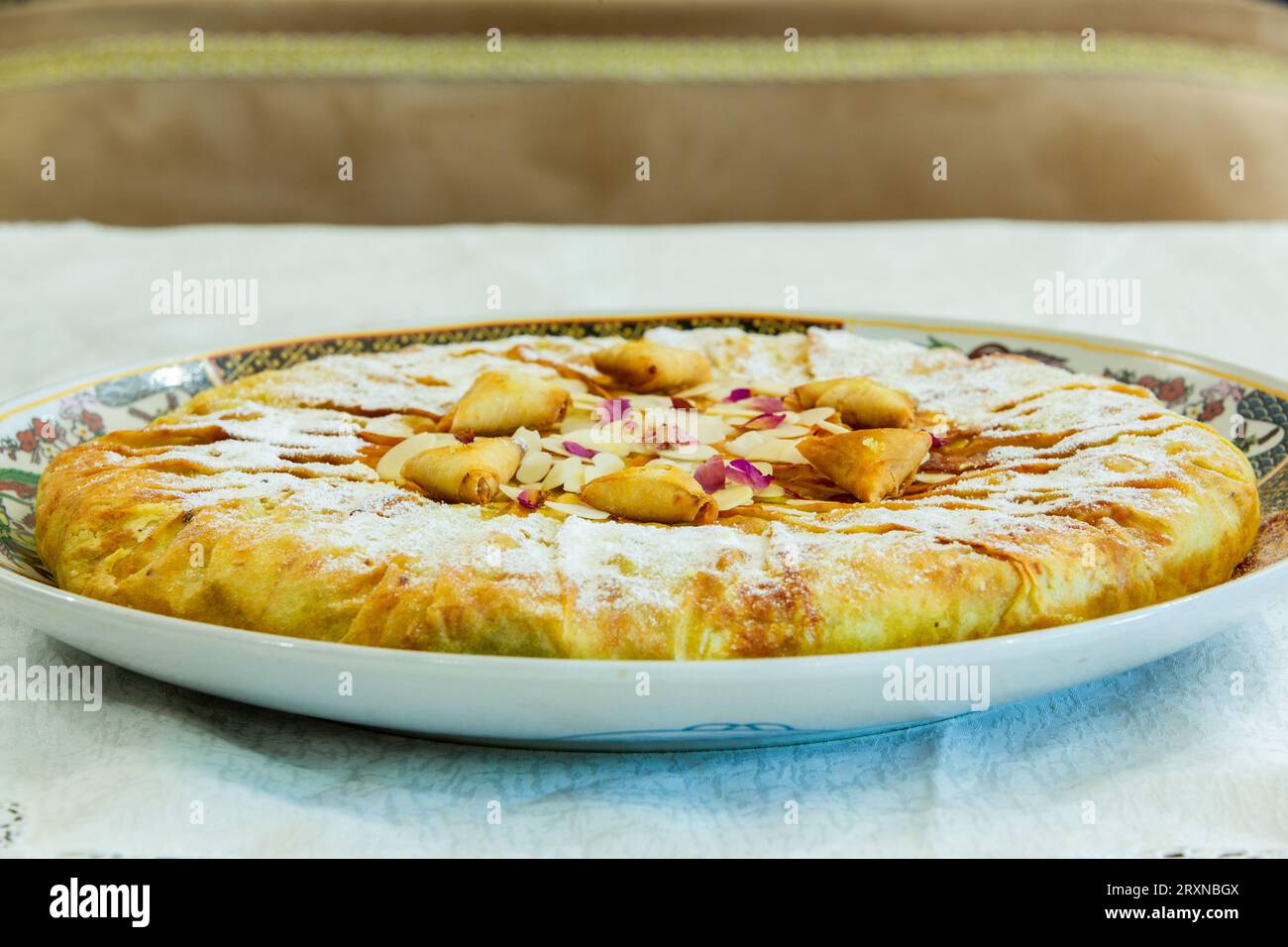 pastilla marocaine au poulet et aux amandes Banque D'Images