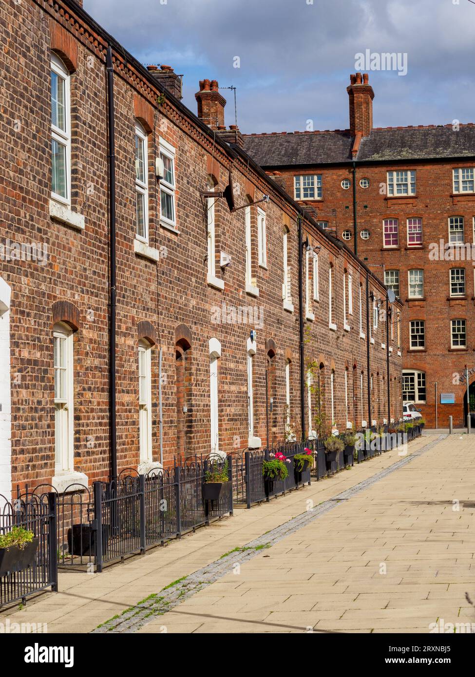 Rangée de vieille maison mitoyenne construite en briques dans le nord de l'Angleterre avec des balustrades en fer, après-midi sur une journée ensoleillée personne autour Banque D'Images