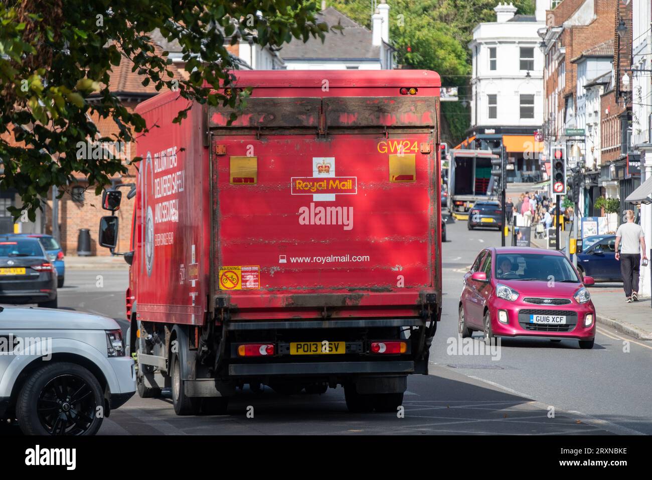 Reigate, Surrey, Royaume-Uni - 26 septembre 2023 : camion postal royal sur Reigate High Street dans le centre-ville. Banque D'Images