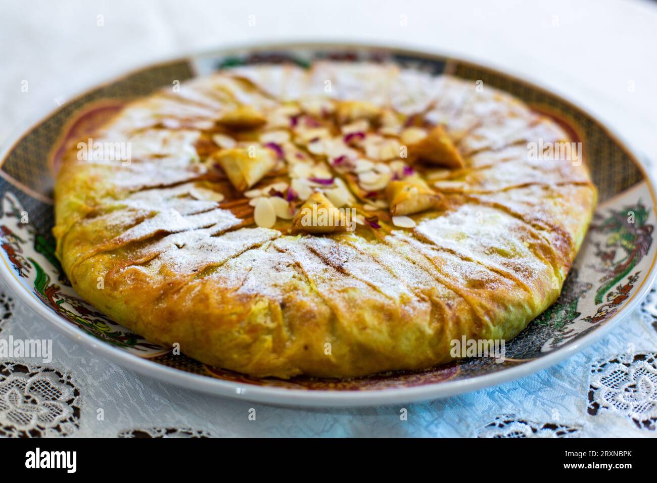 pastilla marocaine au poulet et aux amandes Banque D'Images