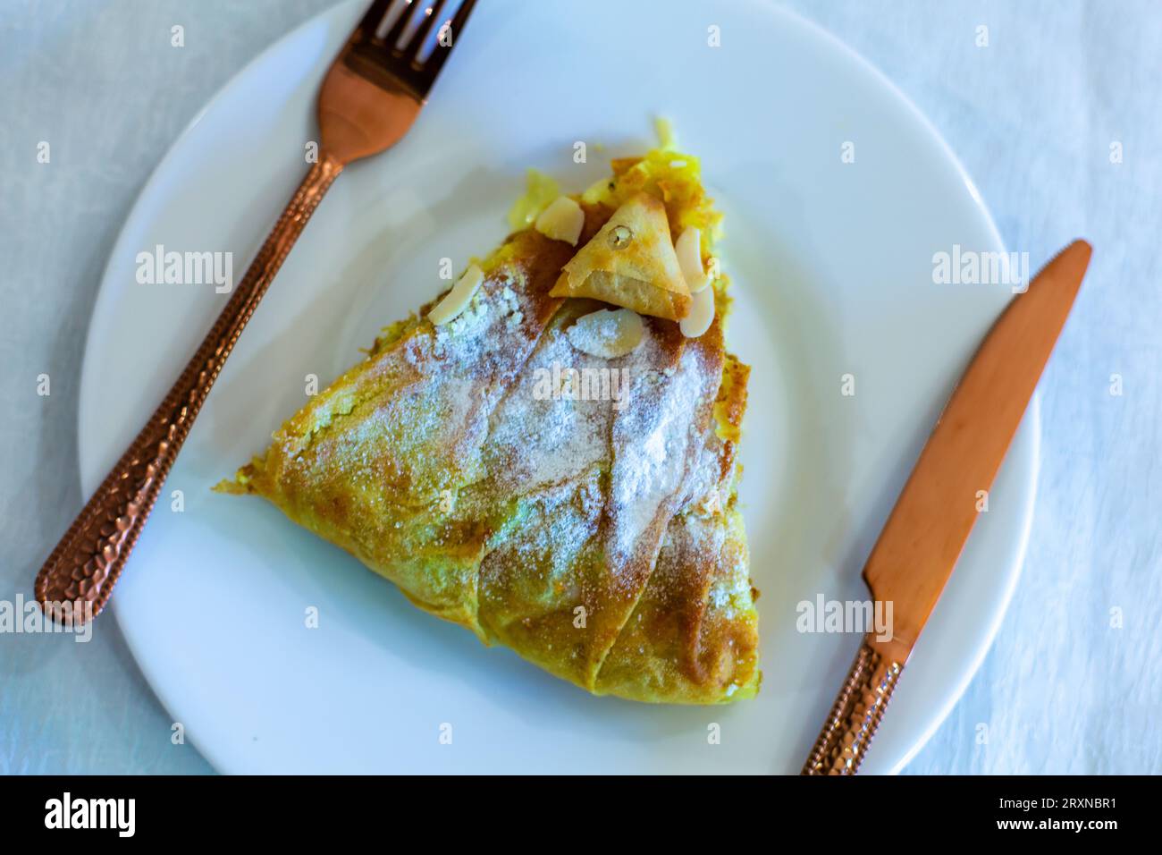 pastilla marocaine au poulet et aux amandes Banque D'Images