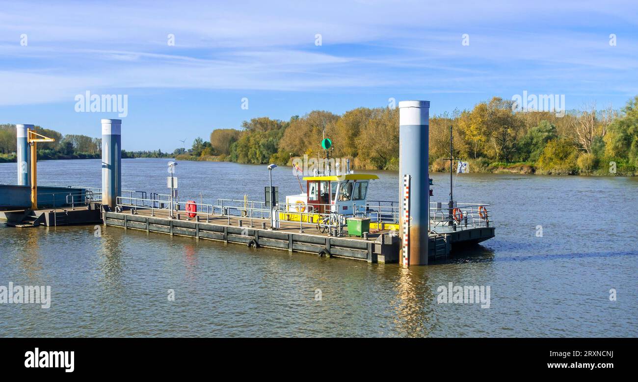 Ferry bateau Stephanie amarré à la jetée sur la rivière Escaut à Sint-Amands, Puurs-Sint-Amands, province d'Anvers, Flandre, Belgique Banque D'Images