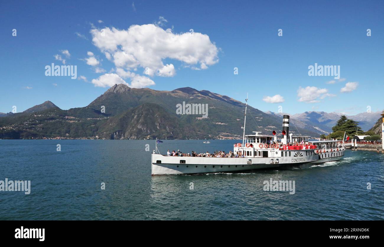 Navigation en ferry sur le lac de Côme Banque D'Images Navigation en ferry sur le lac de Côme Banque D'Images