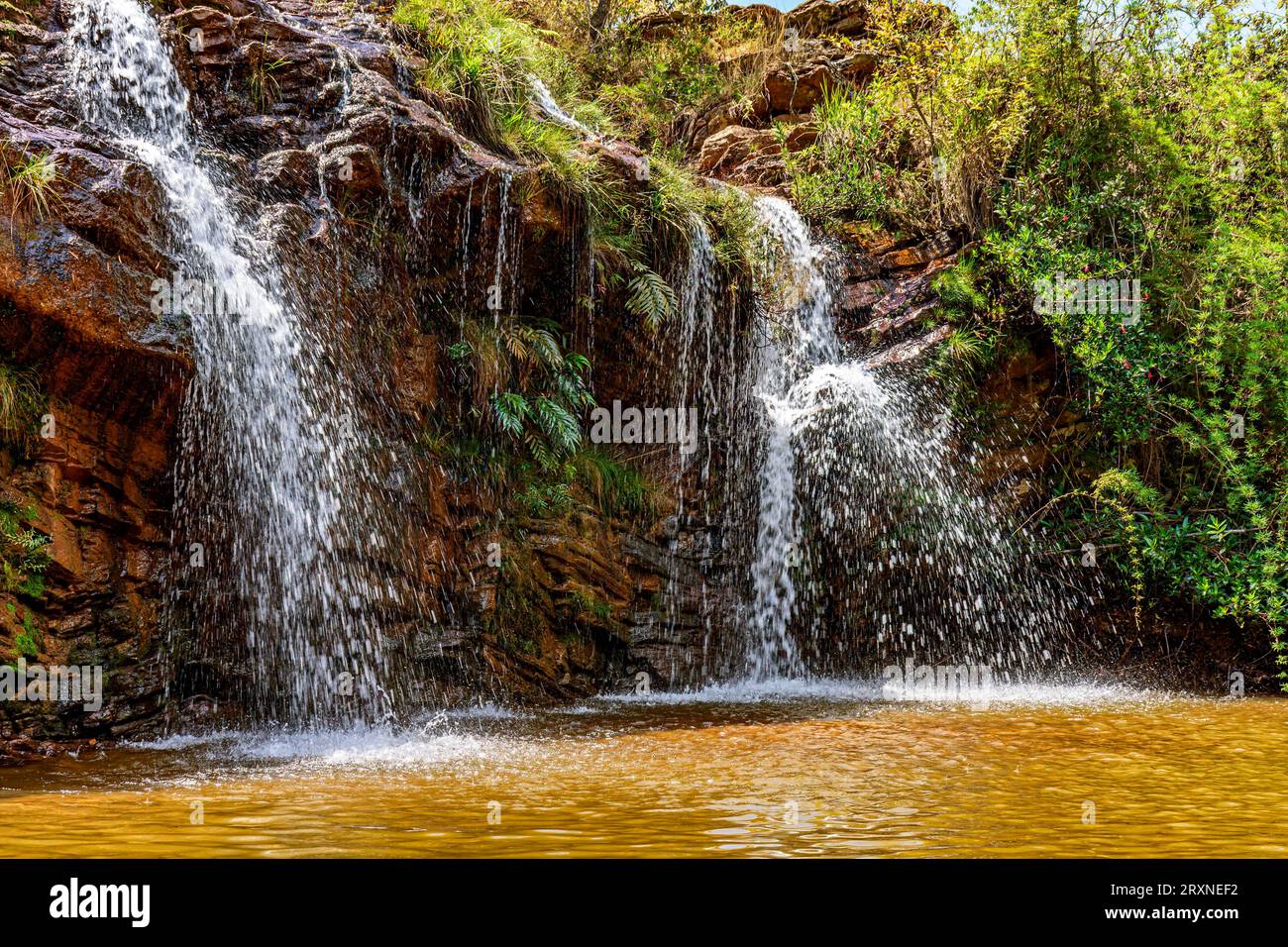 Cascade parmi les rochers et la végétation dans la réserve environnementale Muaimii dans l'état de Minas Gerais Banque D'Images