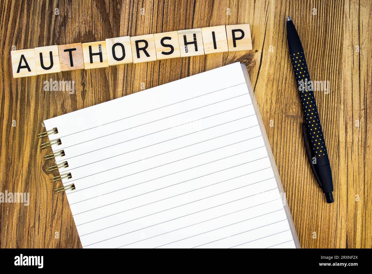 Paternité plat fait de lettres gravées au laser avec cahier de ligne vierge et stylo Banque D'Images