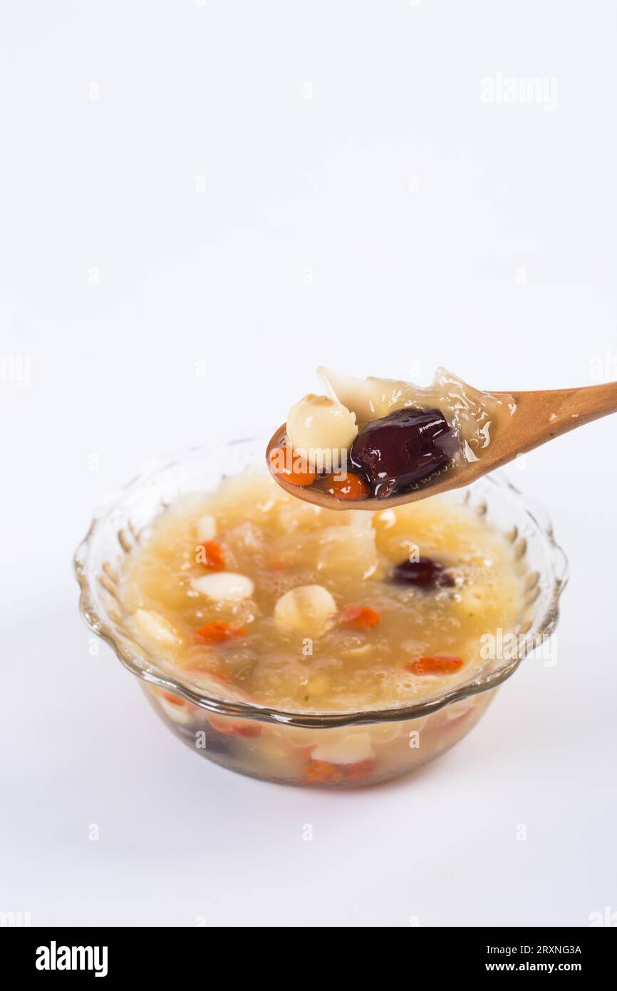 Soupe chinoise de sucre tremella (Tremella fuciformis), datte rouge nourrissante, champignon blanc et soupe de graines de lotus Banque D'Images