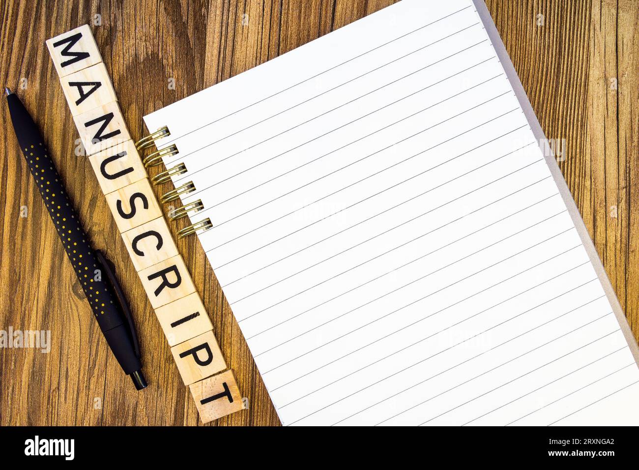 Pose manuscrite à plat en lettres gravées au laser avec carnet de lignes vierges et stylo Banque D'Images