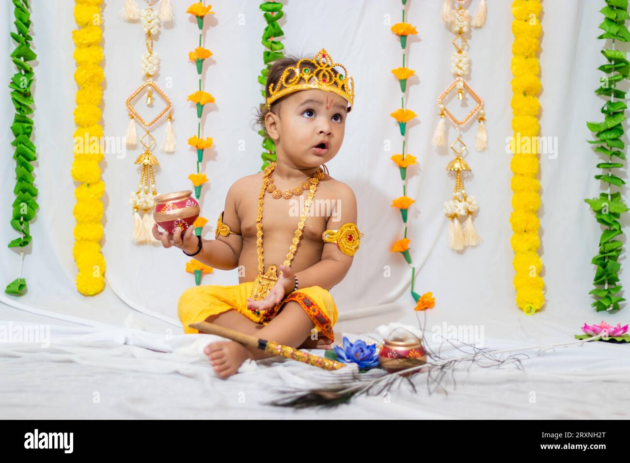 adorable enfant habillé en dieu hindou krishna à l'occasion du janmashtami célébré en inde Banque D'Images