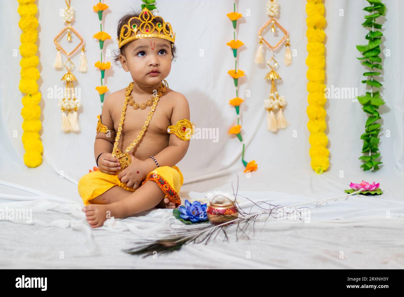 adorable enfant habillé en dieu hindou krishna à l'occasion du janmashtami célébré en inde Banque D'Images