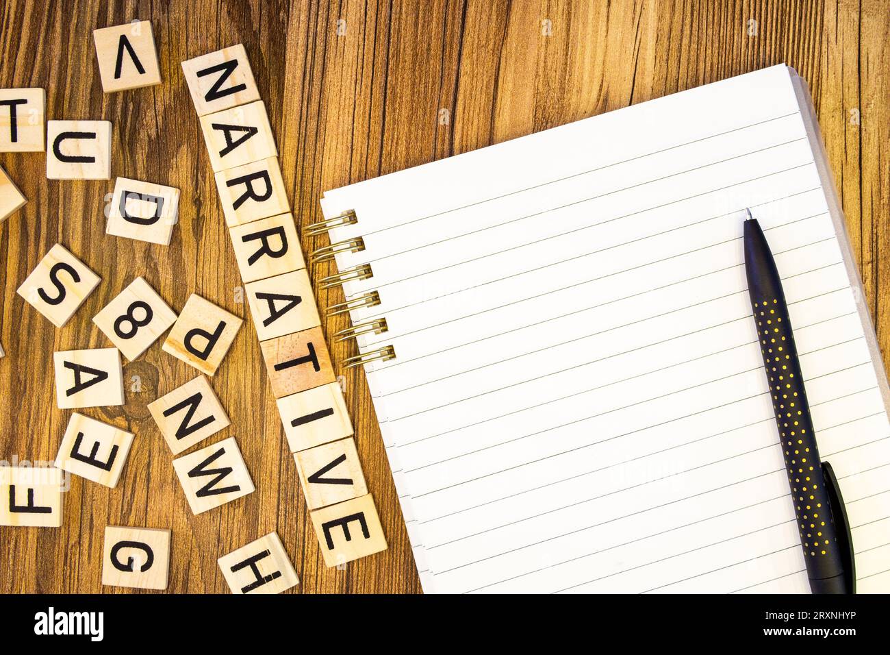 Récit plat fait de lettres gravées au laser sur cahier de ligne vierge et stylo avec lettres éparpillées Banque D'Images