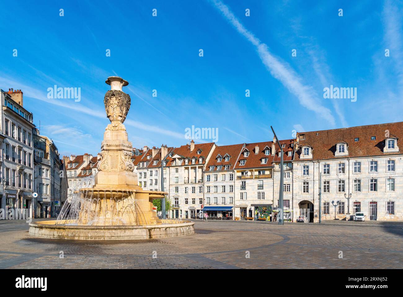 Architecture sur la place de la Révolution, ville de Besançon, Bourgogne-Franche-Comté, France Banque D'Images