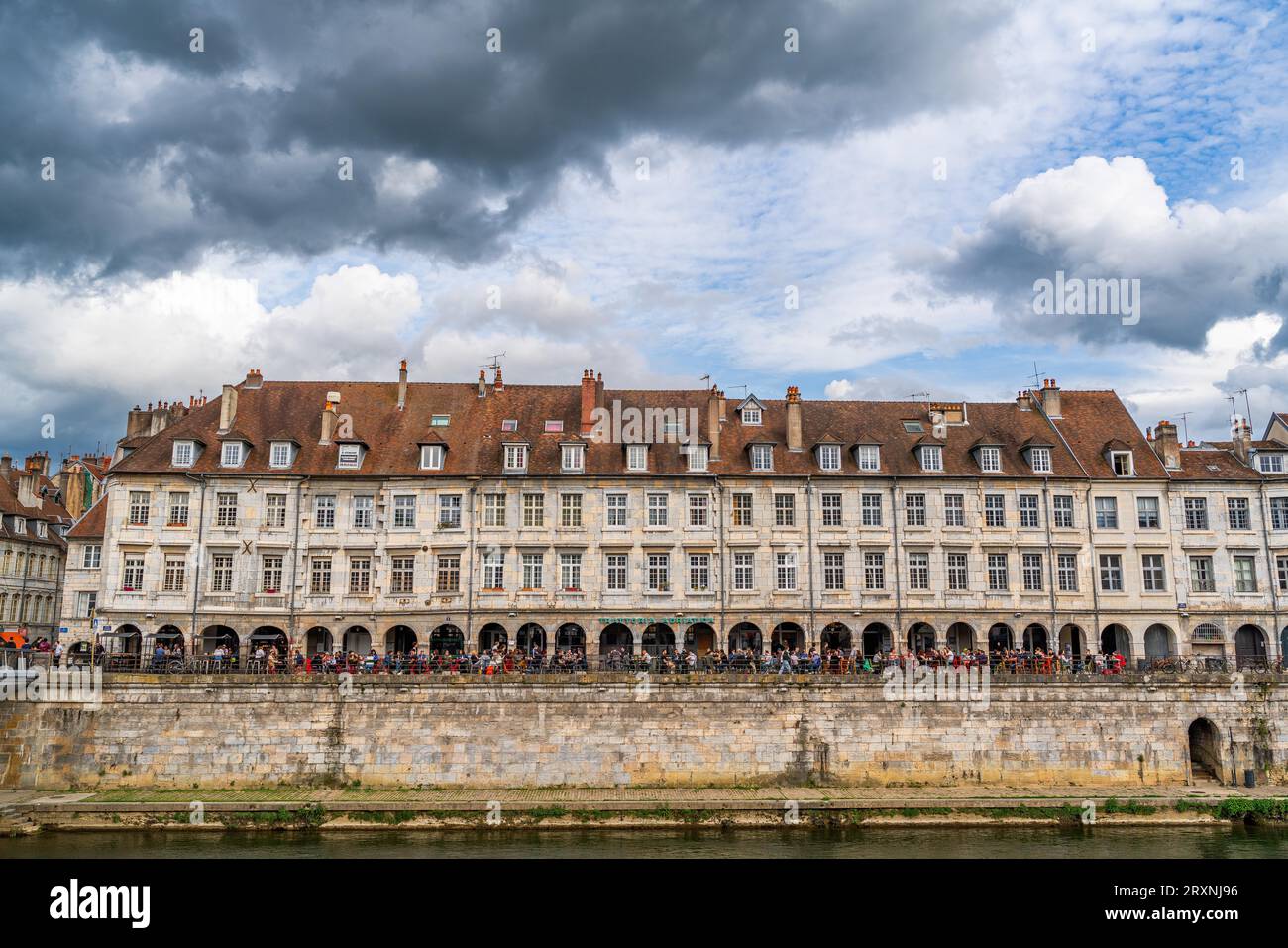 Architecture historique du Quai Vauban sur le Doubs, quartier battant, Besançon, Bourgogne-Franche-Comté, France Banque D'Images