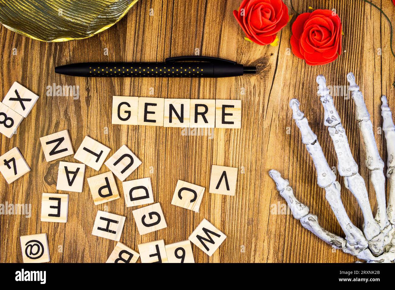 Genre plat lay lettres éparpillées avec main squelette et stylo Banque D'Images