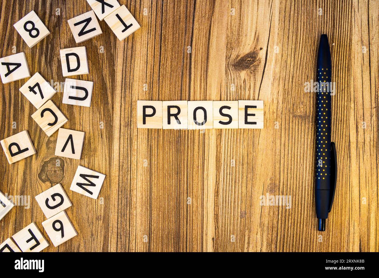 Pose plate en prose faite de lettres gravées au laser stylo avec lettres dispersées Banque D'Images