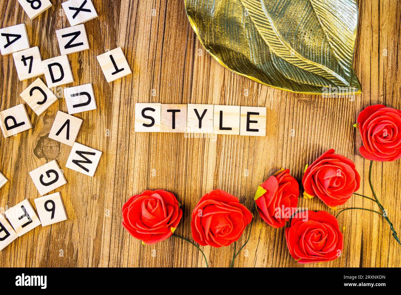 Style plat fait de stylo de lettres gravées au laser avec des lettres éparpillées et des roses Banque D'Images