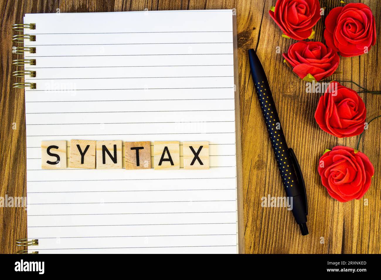 Syntaxe Flat lay fait de lettres gravées au laser sur cahier de ligne vierge avec des roses Banque D'Images