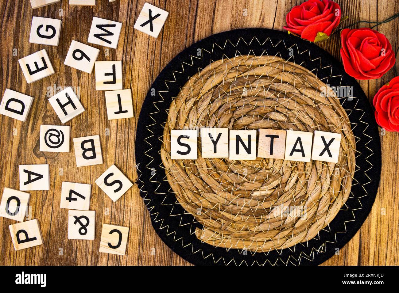 Syntaxe Flat lay lettres éparpillées avec tapis de paille Banque D'Images