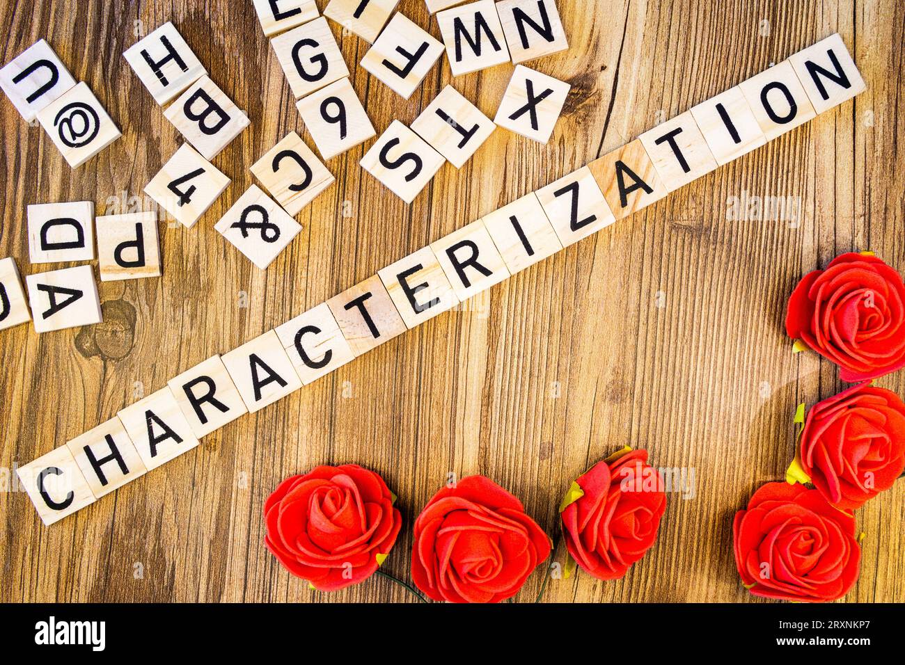 Caractérisation plat fait de stylo de lettres gravées au laser avec des lettres éparpillées et des roses Banque D'Images