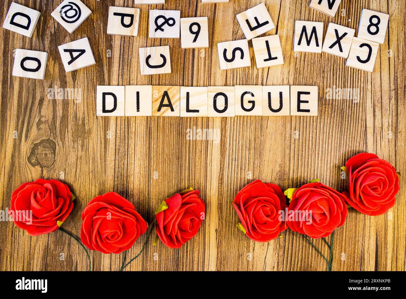 Dialogue plat en plume de lettres gravées au laser avec des lettres éparses et des roses Banque D'Images