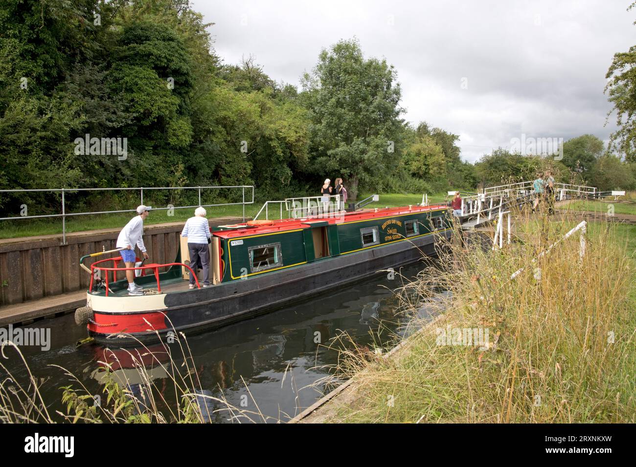 Famille profitant d'une journée sur le bateau étroit sur la rivière Avon près d'Evesham Royaume-Uni Banque D'Images