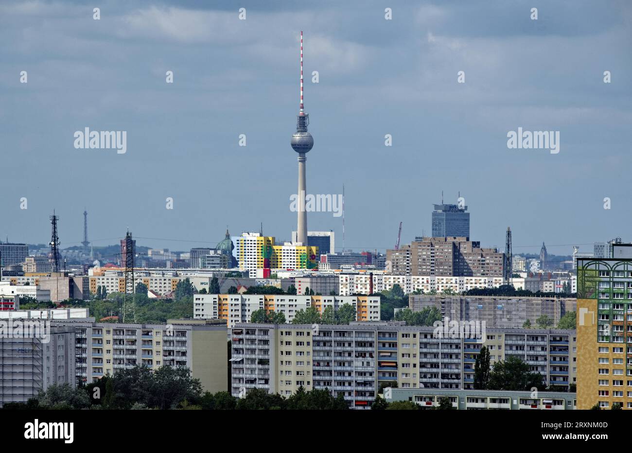 Vue à travers un téléobjectif du Kienberg dans le quartier de Marzahn-Hellersdorf à la tour de télévision dans le quartier de Mitte, Berlin, Allemagne Banque D'Images