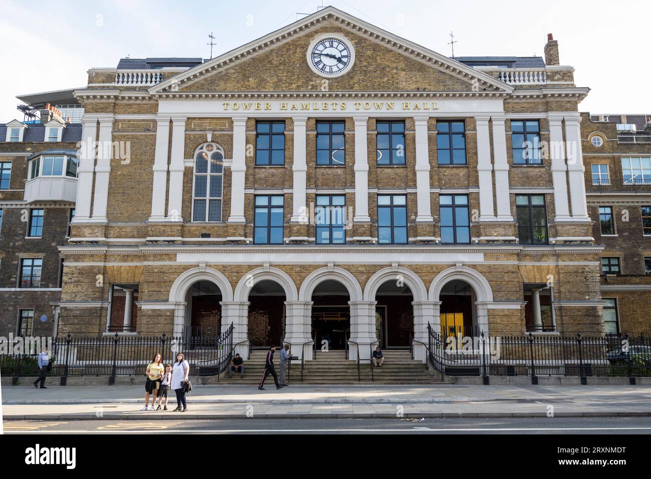 Londres. ROYAUME-UNI. 26 septembre 2023. Une vue générale de Tower Hamlets Town Hall. Les collecteurs de déchets du Tower Hamlets Council ne terminent pas leurs rondes car leur différend avec les autorités locales sur le salaire continue. Leur débrayage a commencé le 18 septembre et Unite the Union a déclaré que plus de 200 travailleurs avaient rejeté une augmentation de salaire forfaitaire nationale de 1 925 £ parce qu'elle est inférieure à l'inflation. Crédit : Stephen Chung / Alamy Live News Banque D'Images