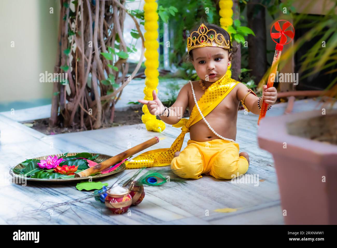 adorable bébé habillé comme dieu hindou krishna mignon expression faciale avec flûte à janmashtami Banque D'Images