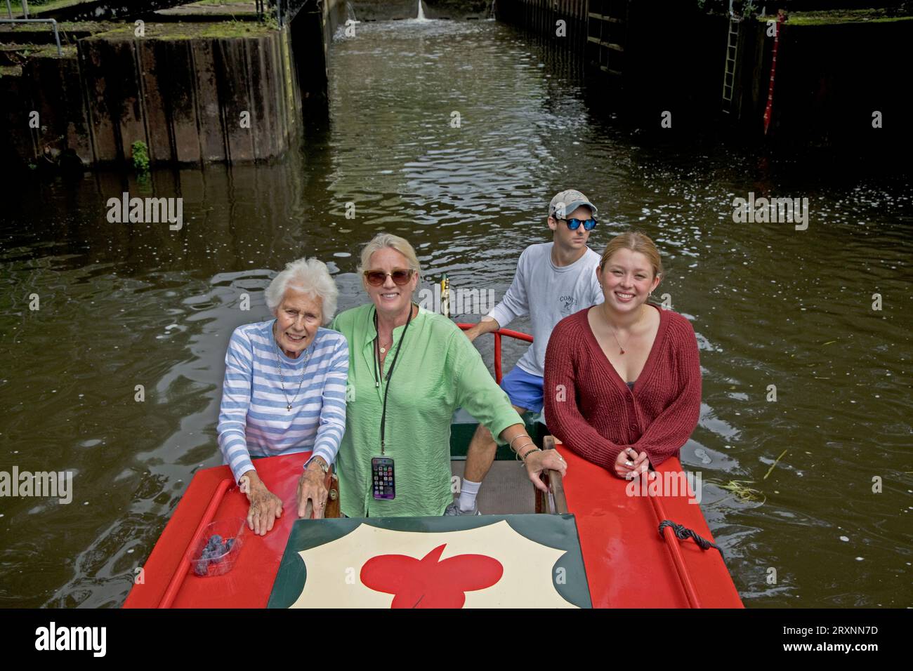 Famille profitant d'une journée sur le bateau étroit sur la rivière Avon Banque D'Images