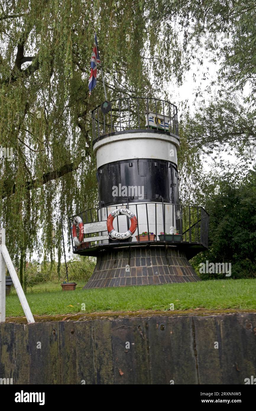 La tour commémorative George Billingtom à l'écluse d'Offenham au début de la navigation sur la rivière Avon Banque D'Images