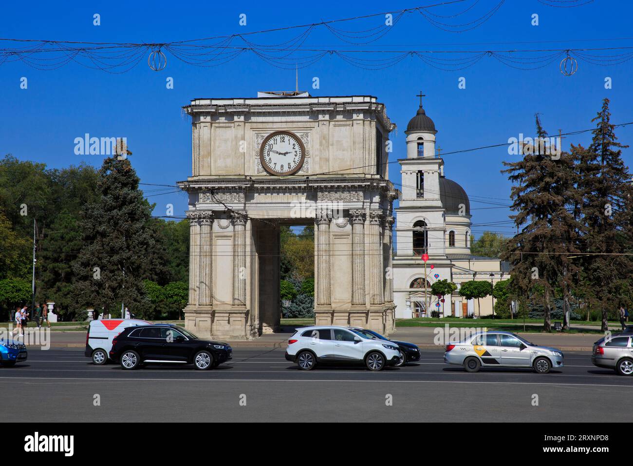 L'Arc de Triomphe (1841) et la cathédrale de la Nativité (1836) avec clocher sur la place de la Grande Assemblée nationale à Chisinau, Moldavie Banque D'Images
