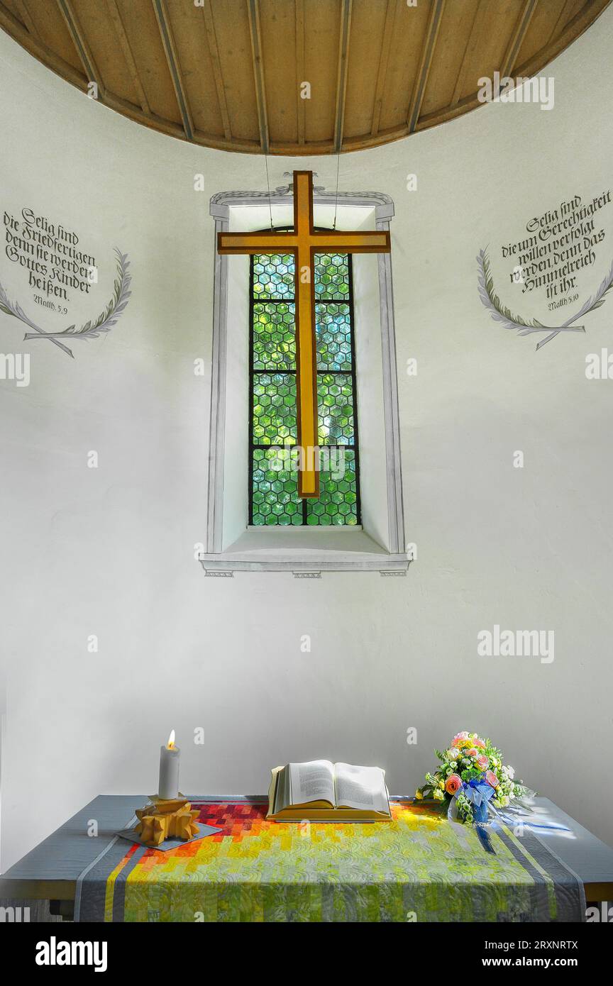 L'autel avec livre, bougie et décoration florale, Spitalkirche, Bad Groenenbach, Allgaeu, Bavière, Allemagne Banque D'Images