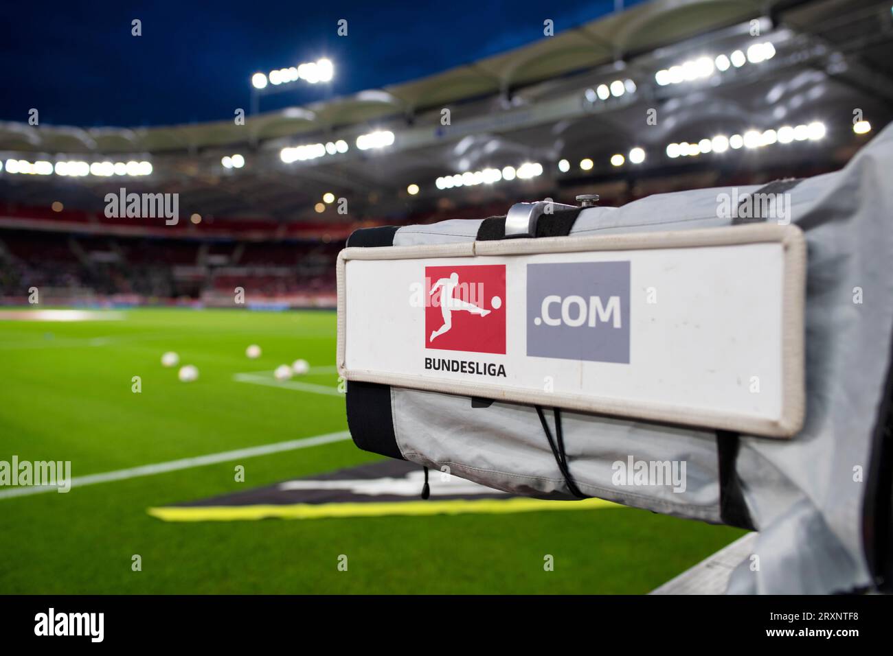 Football Bundesliga, stade, caméra de télévision, télévision, logo, gazon, heure bleue, MHPArena, MHP Arena Stuttgart, Baden-Wuerttemberg, Allemagne Banque D'Images