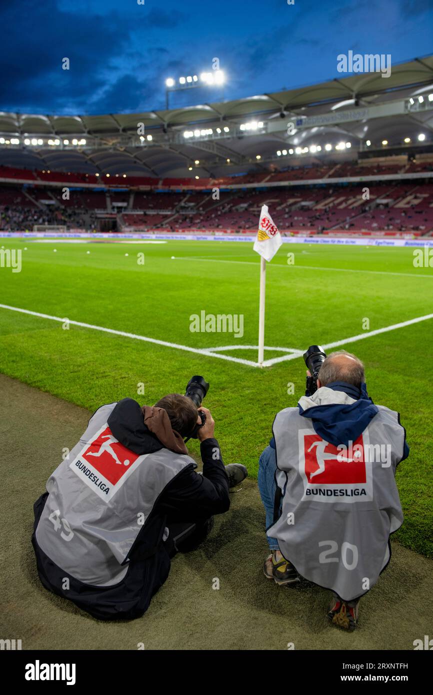 Bundesliga football, photographes de presse, photographes de sport avec corsages, stade de photographie, drapeau d'angle, marquage, logo VfB, gazon, heure bleue Banque D'Images