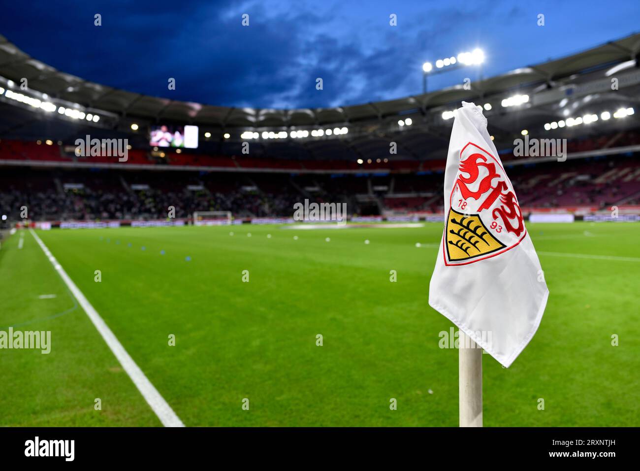 Bundesliga football, stade, drapeau d'angle, marquage, logo VfB, gazon, heure bleue, MHPArena, MHP Arena Stuttgart, Baden-Wuerttemberg, Allemagne Banque D'Images