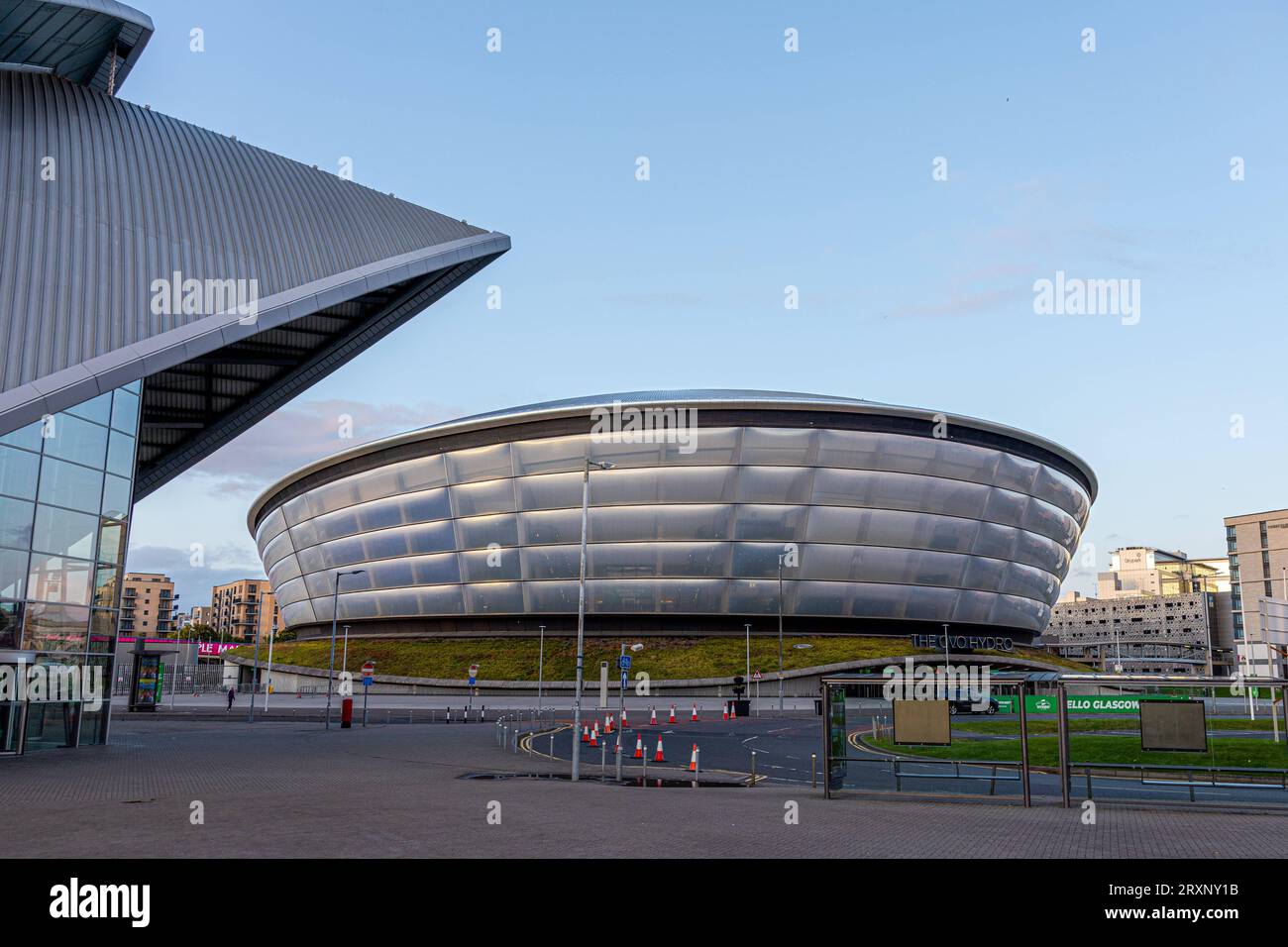 DAS Clyde Auditorium SEC Armadillo, liens gehört mit der Veranstaltungshalle OVO Hydro rechts zum Scottish Exhibition and Conference Centre SECC und ist für größere Veranstaltungen wie Konzerte und u.a der Klimakonferenz COP26 ausgelegt - Die Stadt Glasgow am Fluß Clyde ist die Königreichs Stadt Schottlands und die drittgrößte des Vereinigten Großbritannien 18.09.2023 Glasgow Schottland größte *** le Clyde Auditorium SEC Armadillo, sur la gauche, avec la salle d'événements OVO Hydro sur la droite, fait partie du Scottish Exhibition and Conference Centre SECC et est conçu pour les événements plus importants Banque D'Images