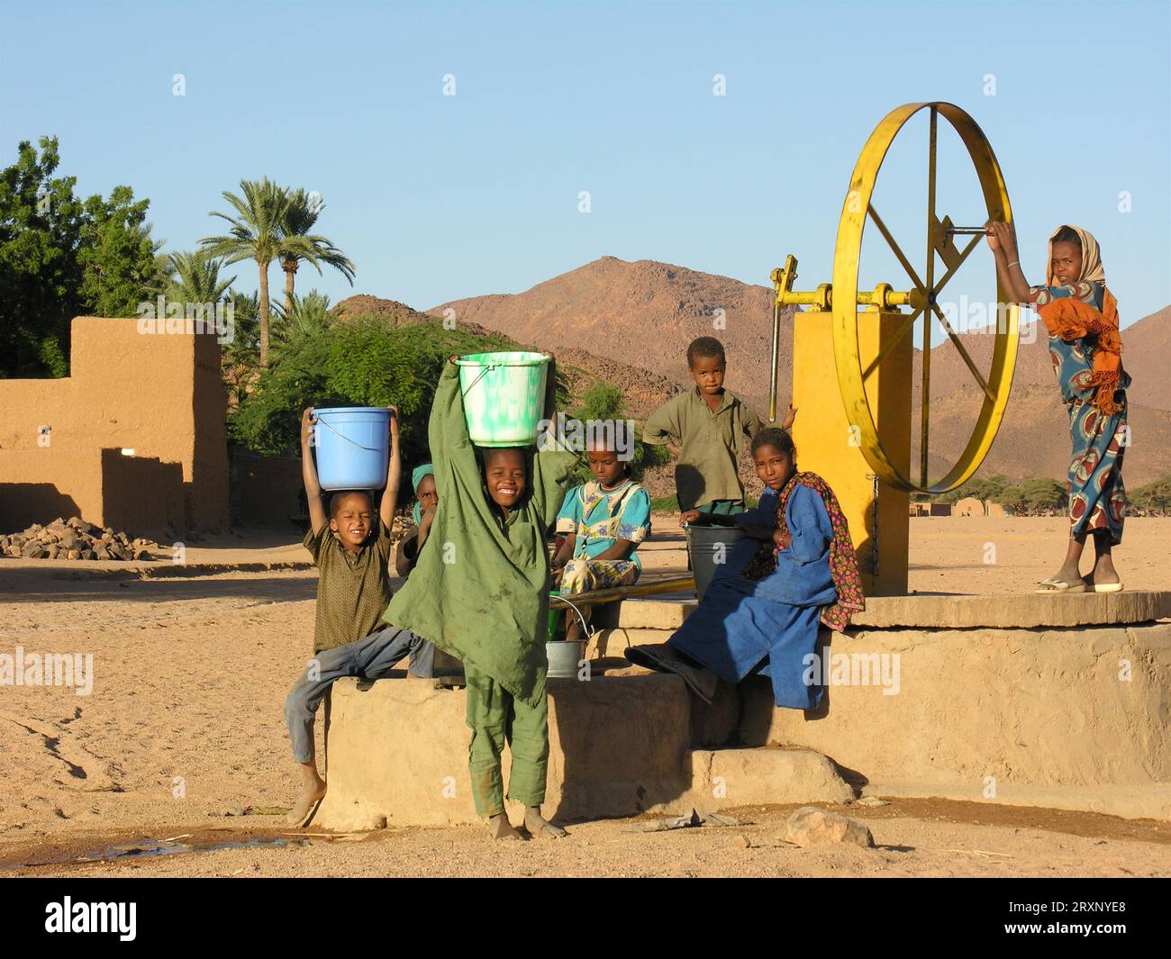 W Construit par l'aide au développement allemande l'extraction de l'eau du puits est le travail des enfants et de la femme. Ici à Timia dans les montagnes de l'Air du Niger Banque D'Images