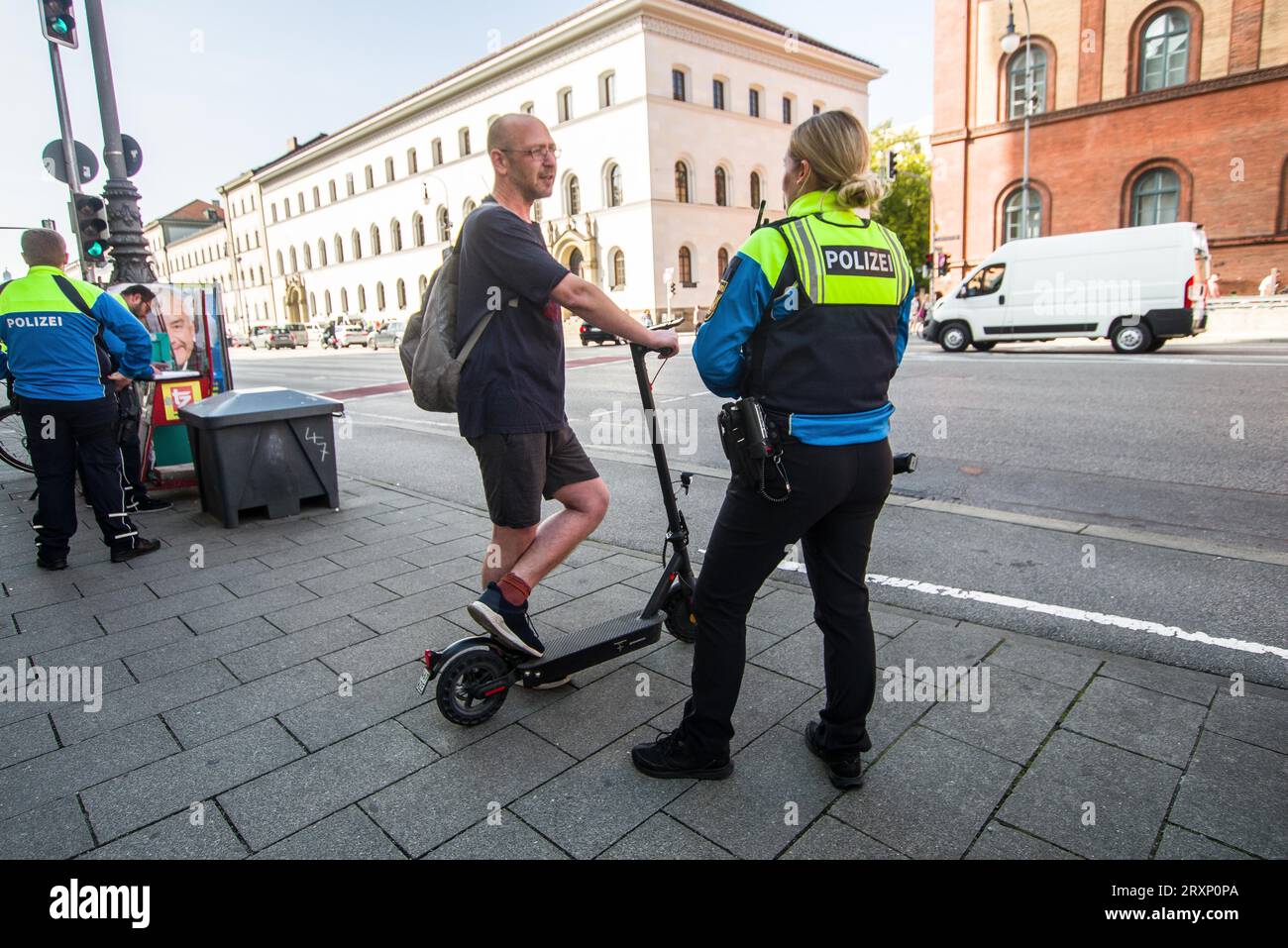 Munich, Bavière, Allemagne. 26 septembre 2023. Un agent de la police de la circulation de Munich parle avec un citoyen sur un e-scooter qui voulait obtenir des informations sur le fonctionnement légal et vérifier qu'il était en conformité avec les règlements et les habitudes de fonctionnement. Sous la devise ''sicher.mobil.leben '''''''' RÃ¼cksicht la police bavaroise a rejoint ses homologues dans tout le pays pour mener une action nationale pour la sécurité routière avec un accent sur la vitesse, les voitures roulant sur les trottoirs, le stationnement des véhicules sur les pistes cyclables, les dépassements dangereux et rapprochés des cyclistes. Dans le cas de ce dernier, les cyclistes ont comp Banque D'Images