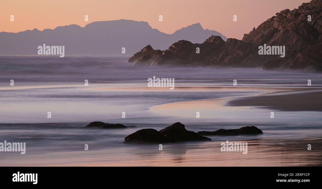 Crépuscule à Kogel Bay Beach, Cape Town, Western Cape, Afrique du Sud Banque D'Images