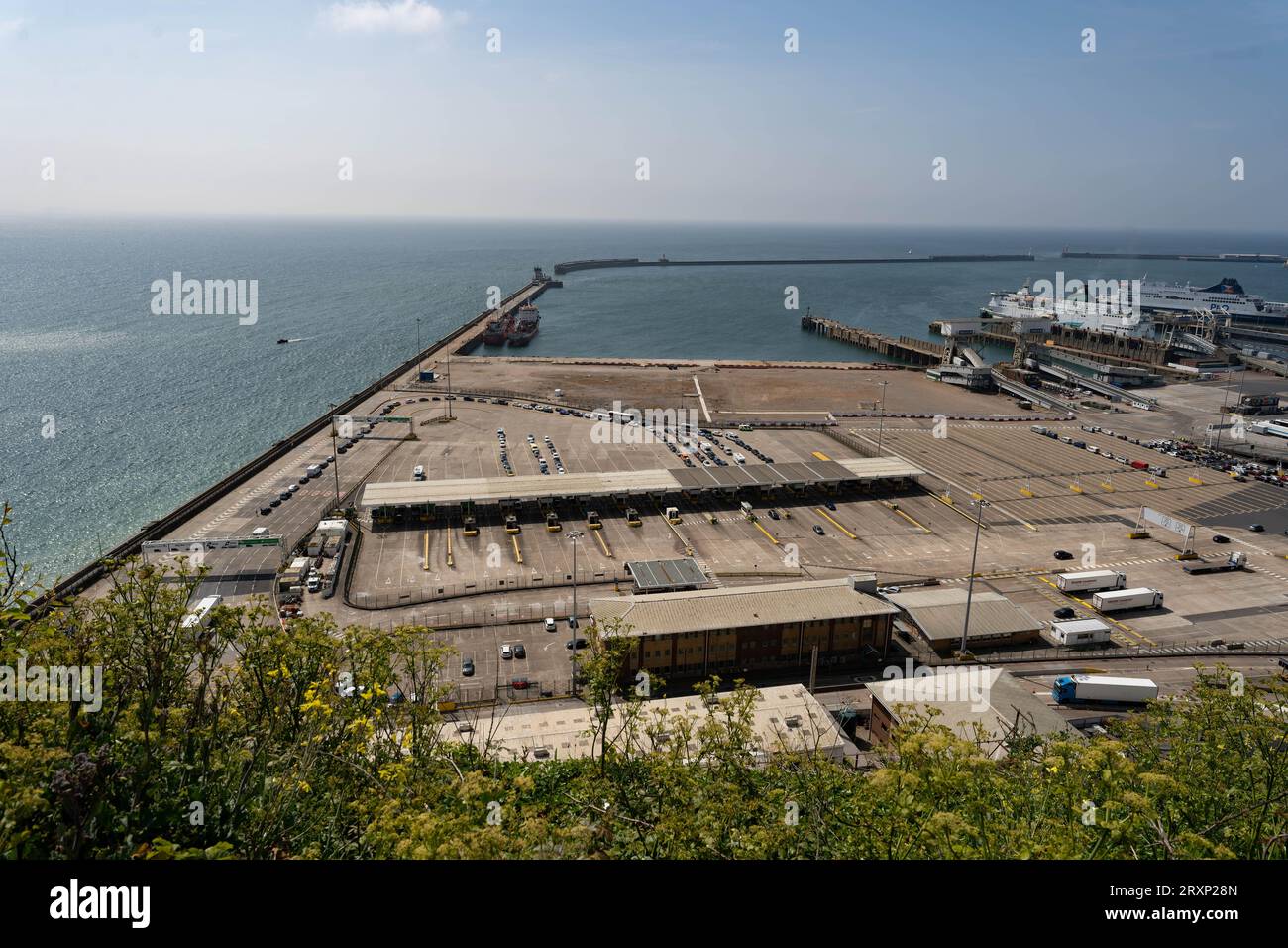 Vue aérienne du terminal de ferry de Douvres avec brise-lames et Manche Banque D'Images