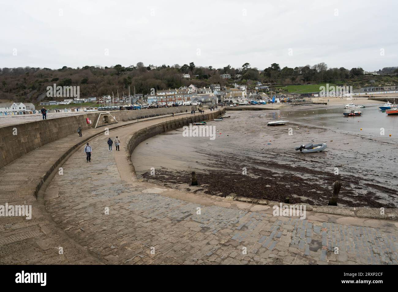 Port de Lyme Regis à marée basse avec célèbre mur Cobb et bateaux sur des vasières Banque D'Images