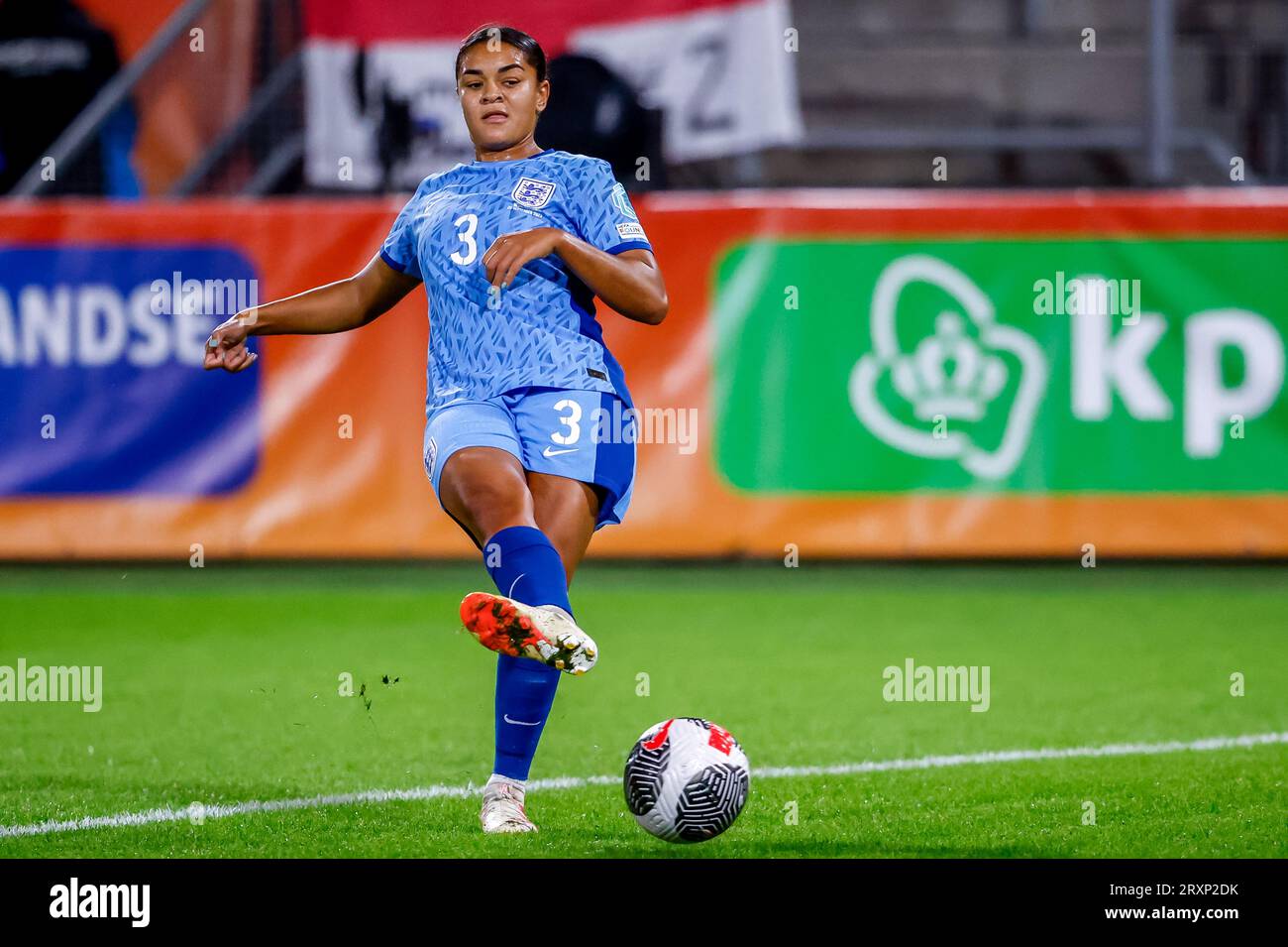 Utrecht, pays-Bas. 26 septembre 2023. UTRECHT, PAYS-BAS - 26 SEPTEMBRE : Jessica carter, d'Angleterre, passe le ballon lors de l'UEFA Nations League Women League, un match du Groupe 1 entre les pays-Bas et l'Angleterre au Stadion Galgenwaard le 26 septembre 2023 à Utrecht, pays-Bas. (Photo Andre Weening/Orange Pictures) crédit : Orange pics BV/Alamy Live News Banque D'Images